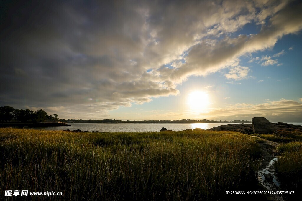 日落时分的田野与天空美景