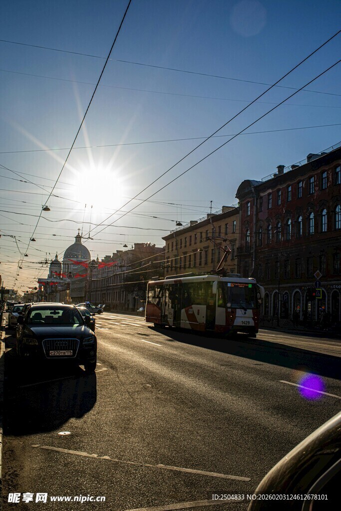 城市街道的阳光午后景象