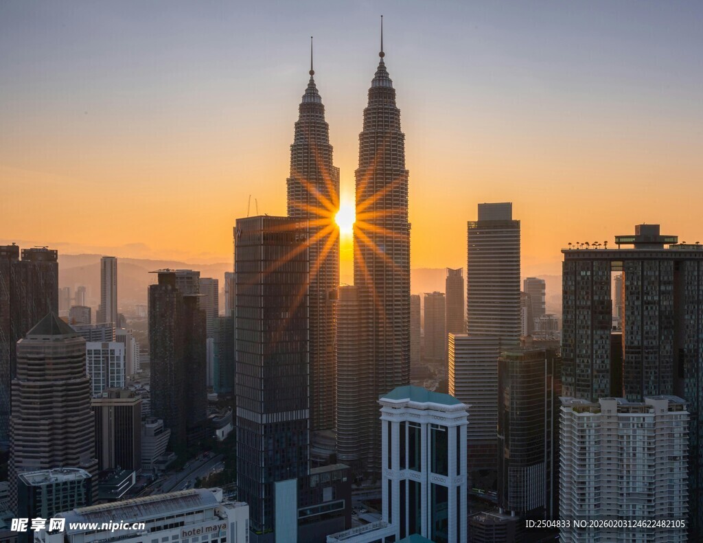 夕阳下的吉隆坡双子塔美景