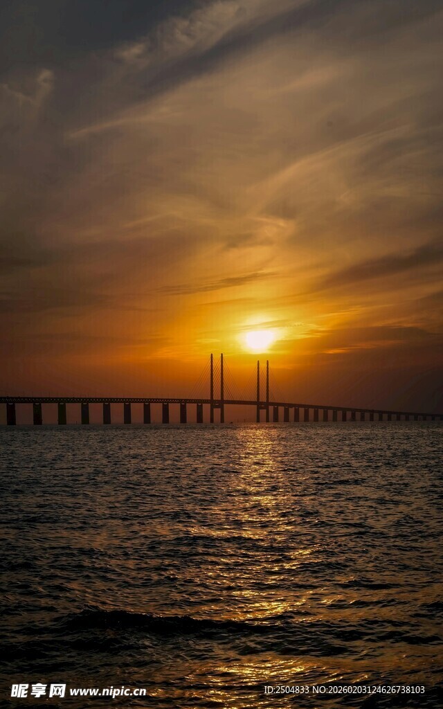 海上落日下的跨海大桥