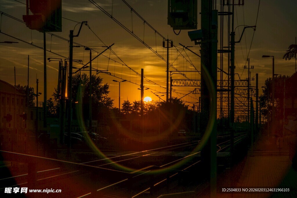 夕阳下的铁路风景