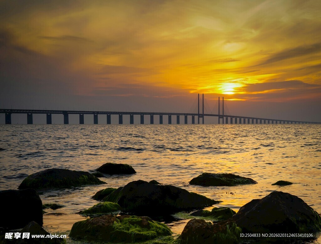 海上落日长桥美景