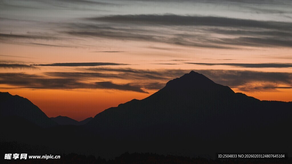 日落时分的壮丽山峦