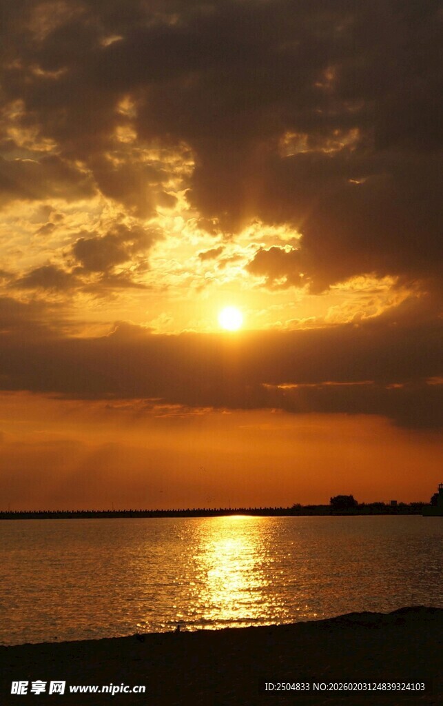 夕阳下的海面美景