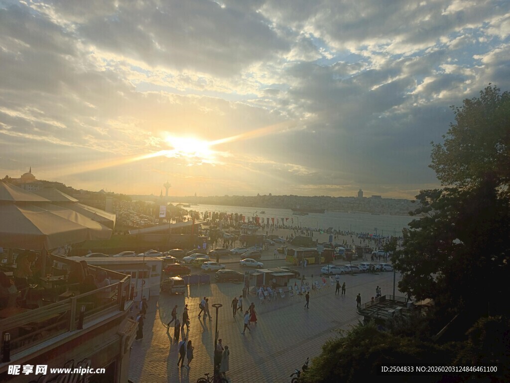夕阳下的城市街道美景