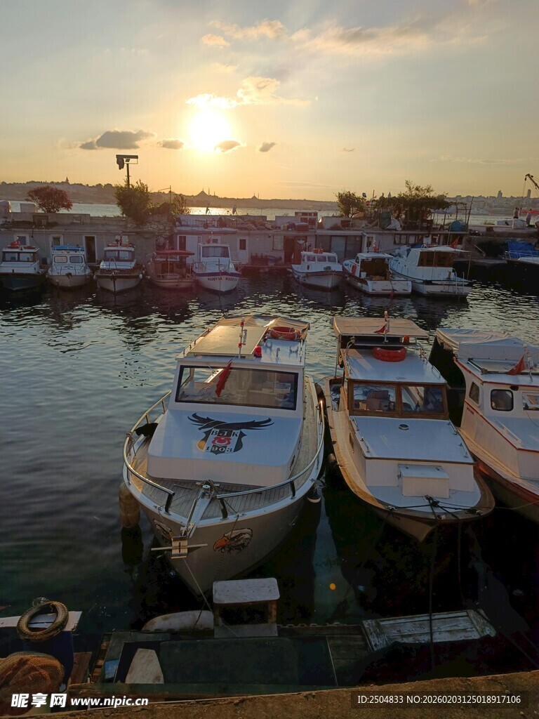 夕阳下宁静的码头停泊景象