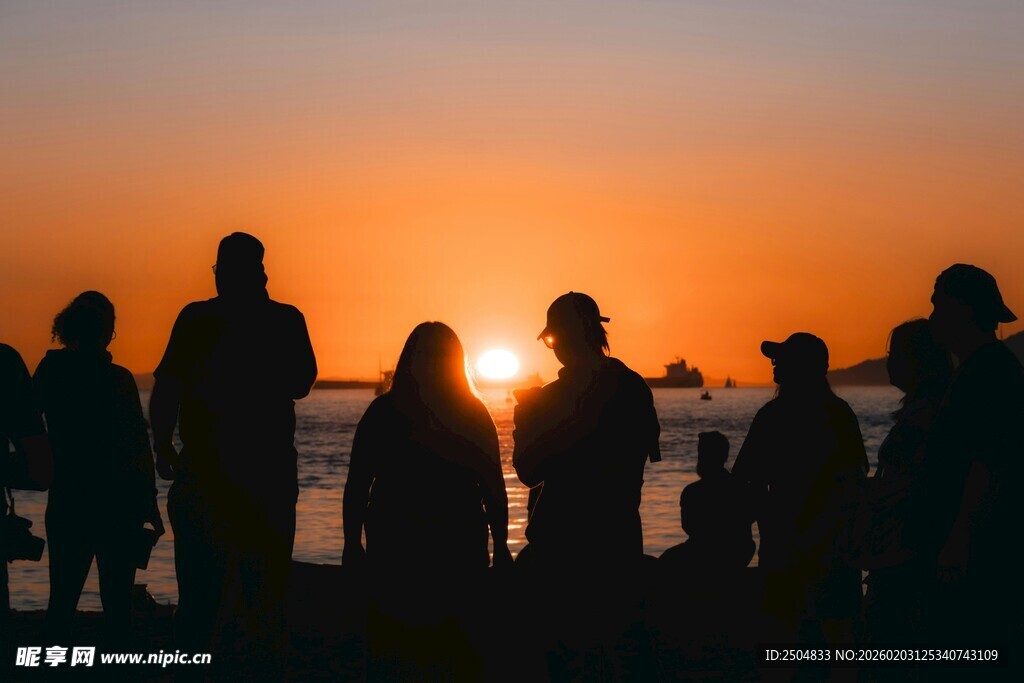 夕阳下的人群剪影