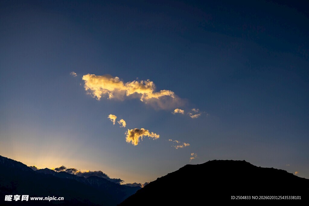 黄昏山峦间的绚丽云彩