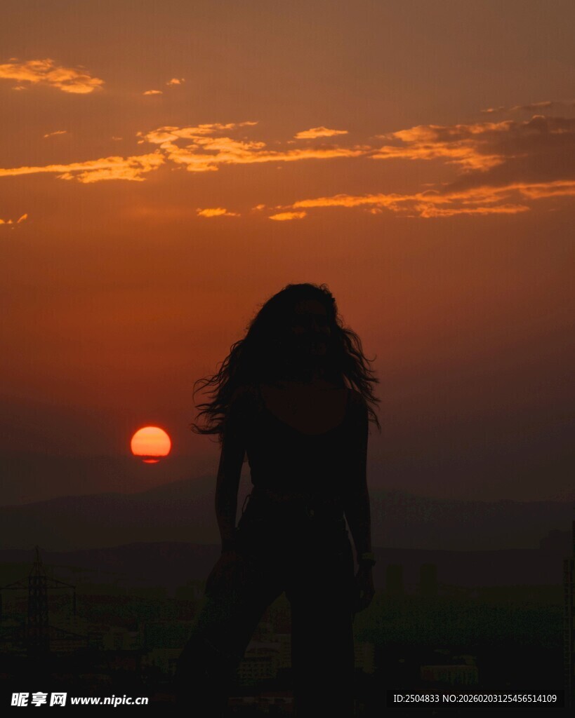 夕阳下的孤独身影