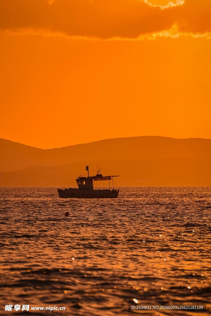 海上落日中的航行船只