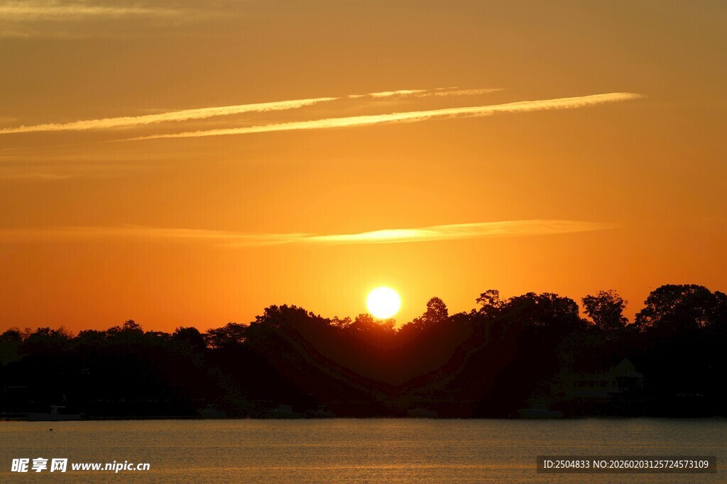 夕阳下的湖面与天际美景