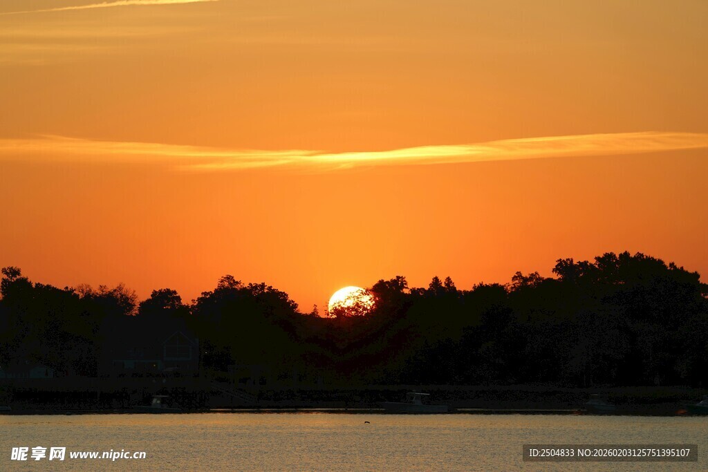 夕阳下的水面与天际线