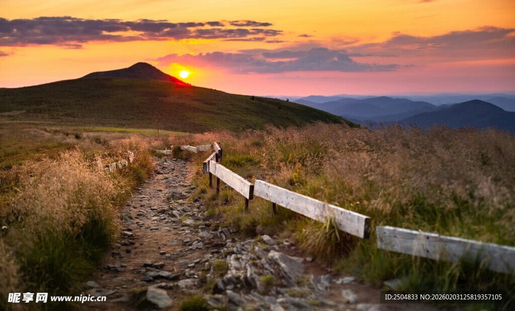 夕阳下山间小径的美丽景致