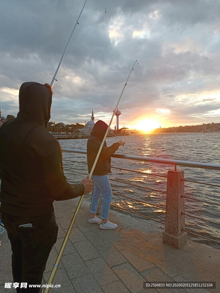 码头赏日落的人们