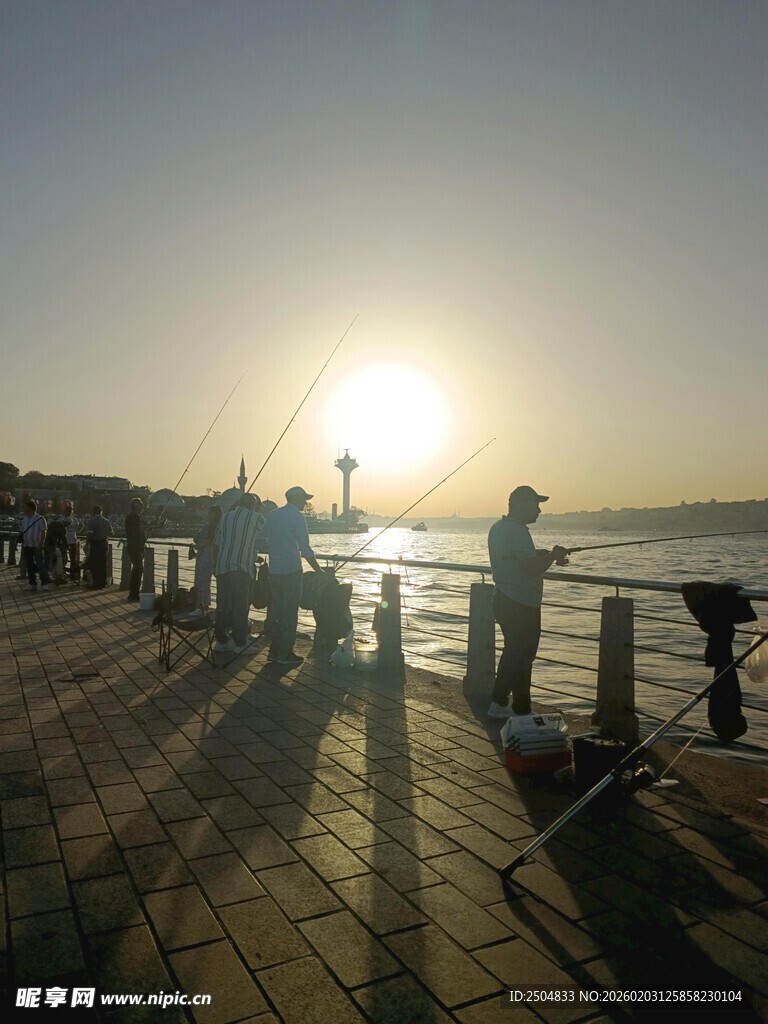 海边栈道上的日落观景人