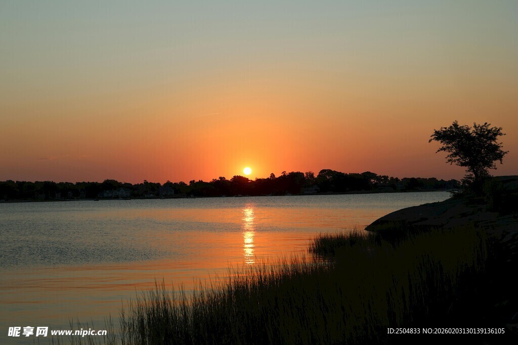 湖畔日落美景