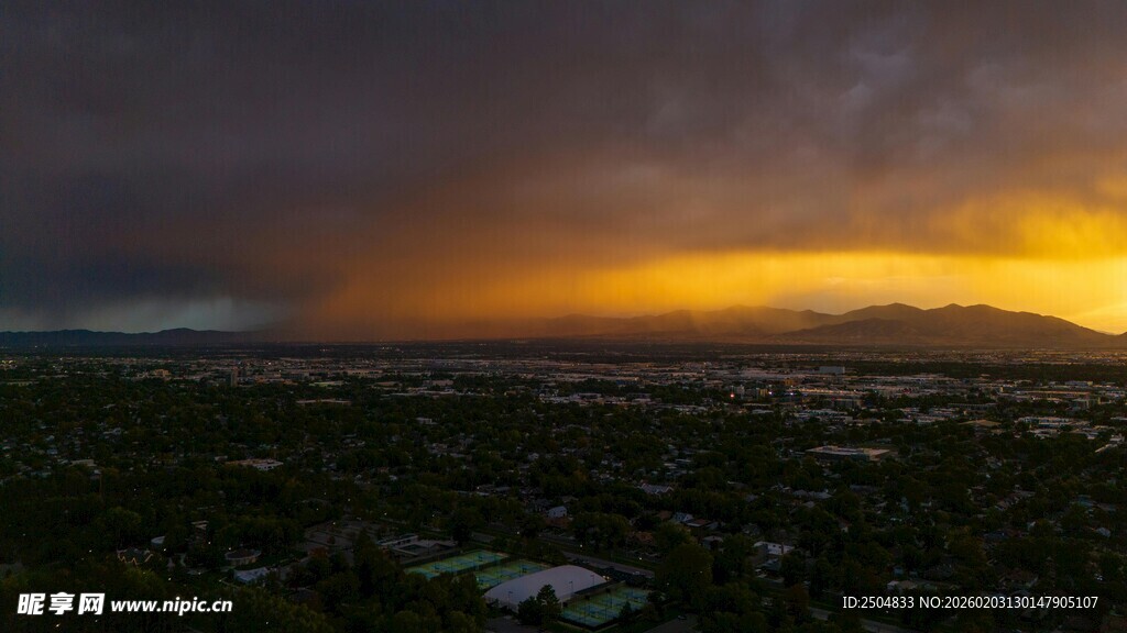 黄昏时分的壮丽天空景观