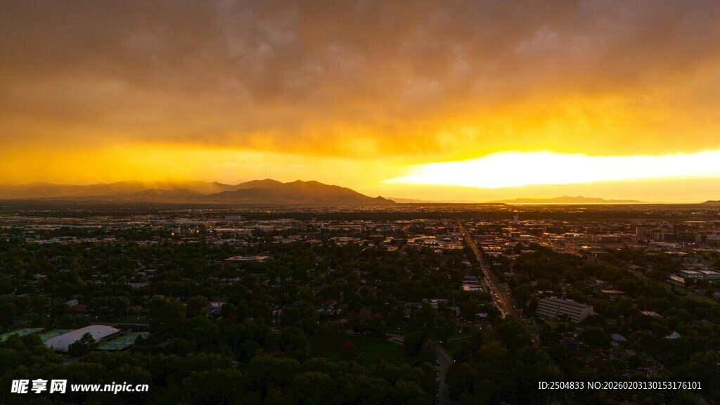 夕阳下的城市与远山美景
