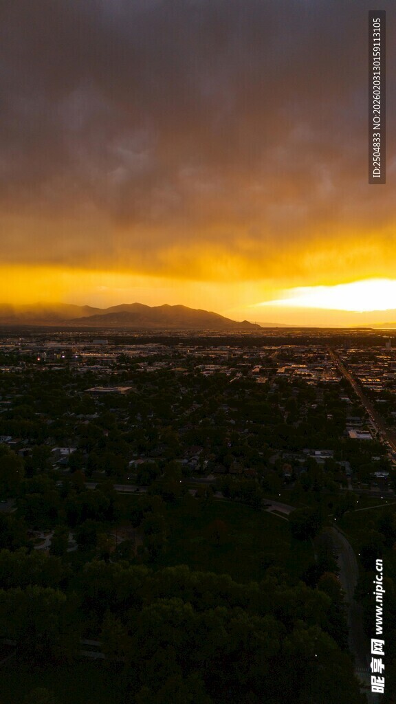 日落时分的城市景观
