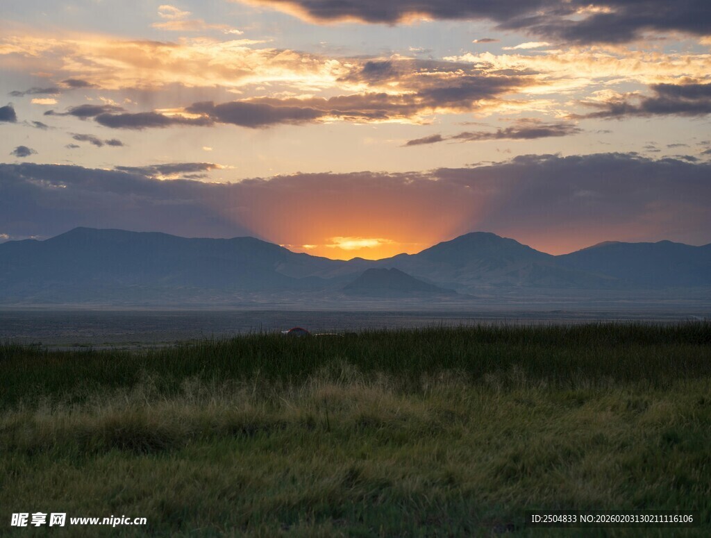 草原上的壮丽日落景观