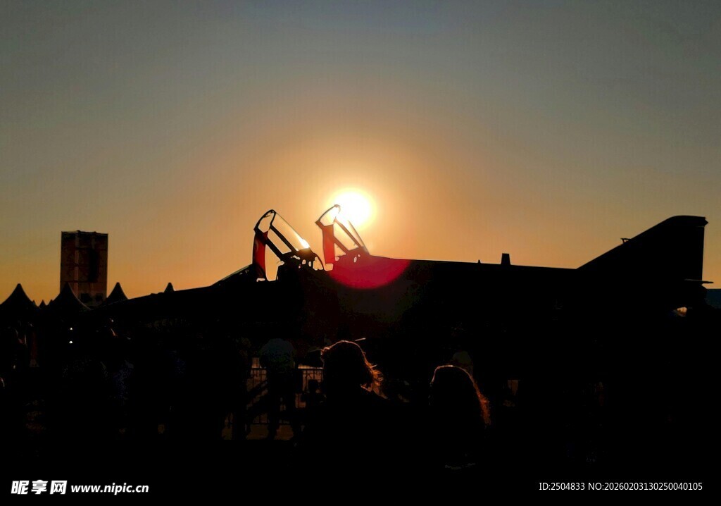 夕阳下的飞机与人影