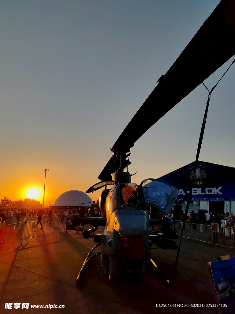 夕阳下的影视拍摄现场