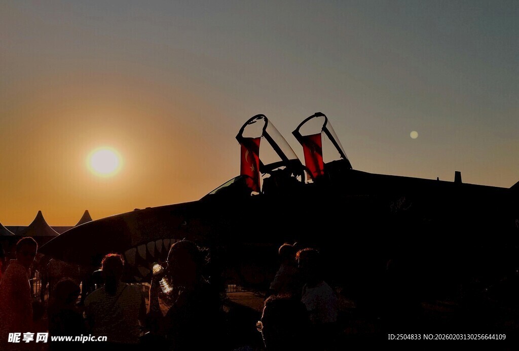 夕阳下的 乐场景象