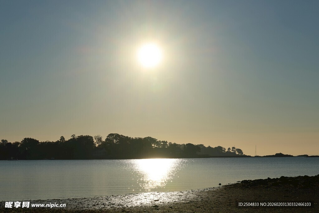 夕阳下的宁静湖畔风光