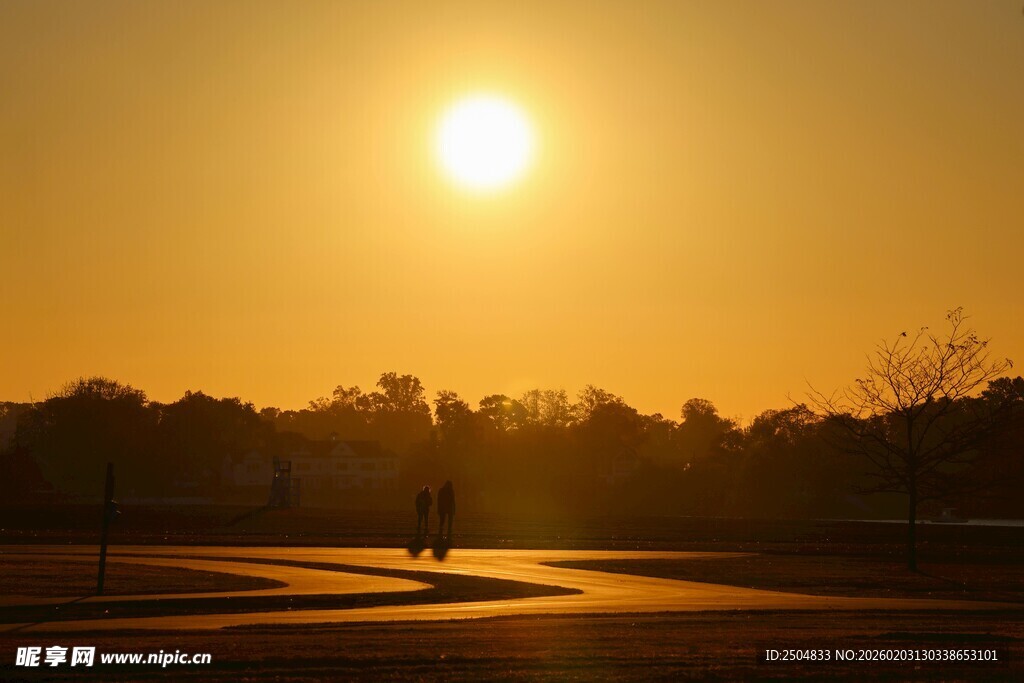 夕阳下的空旷场地与行人