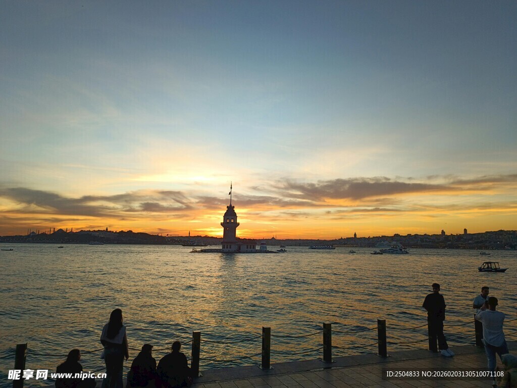 夕阳下海边的悠闲景象