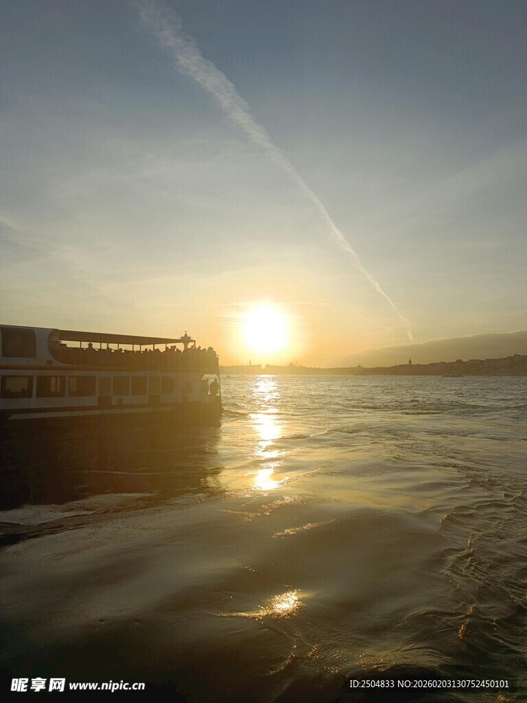 夕阳下的河畔美景