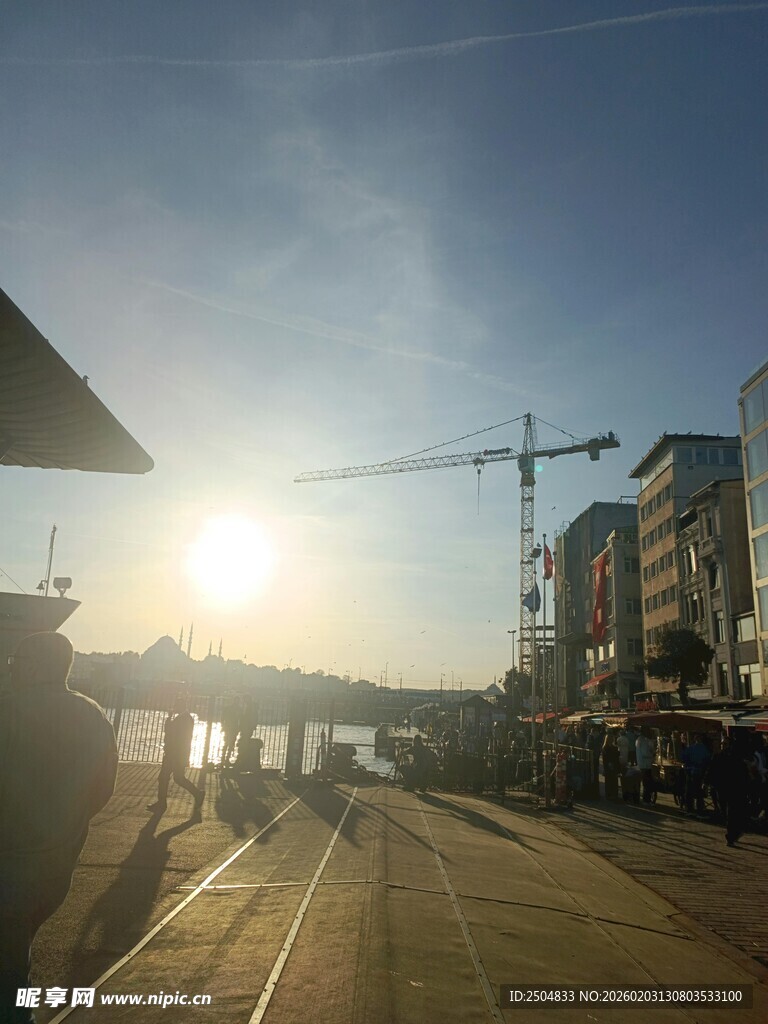 夕阳下的城市街道景象