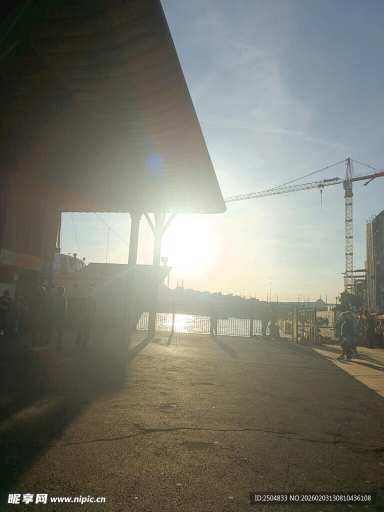 夕阳下的工地场景