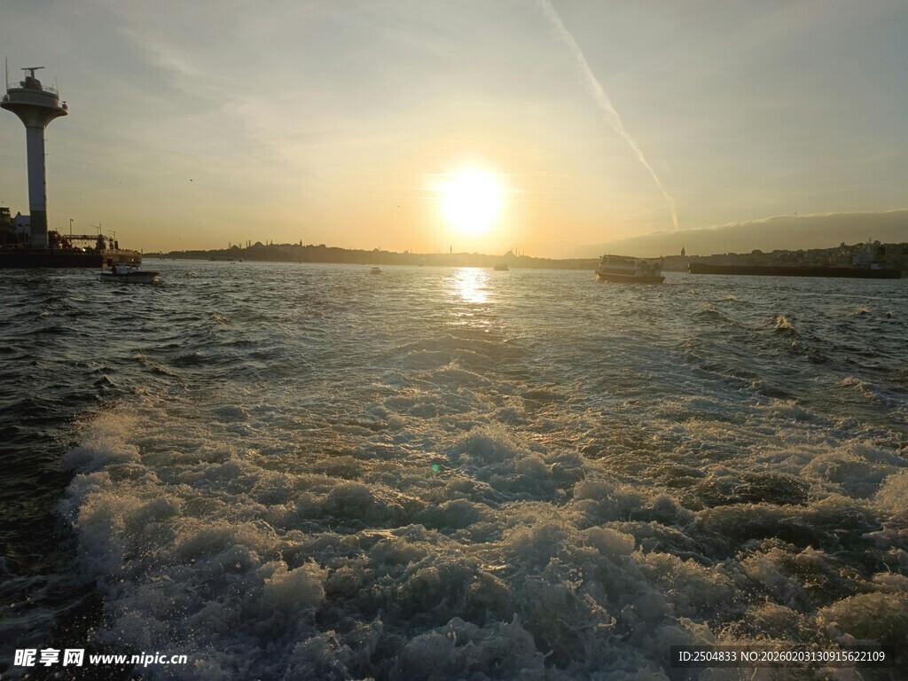海边日落 海浪翻涌美景
