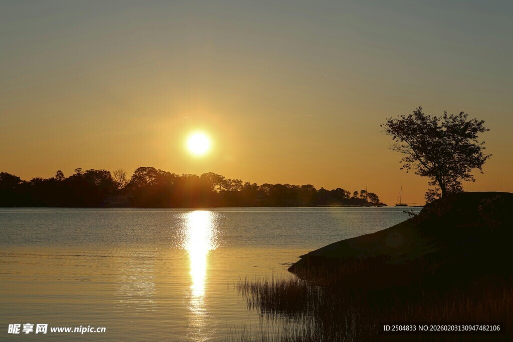 湖畔日落美景