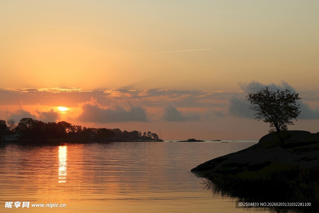 湖畔日落美景