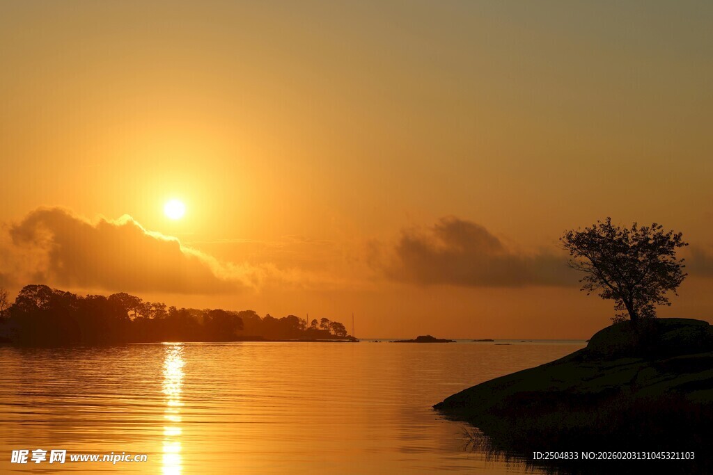 夕阳下静谧的湖岸风光