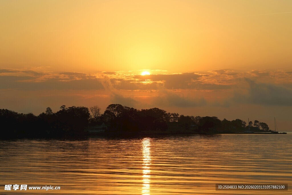 湖畔日落美景