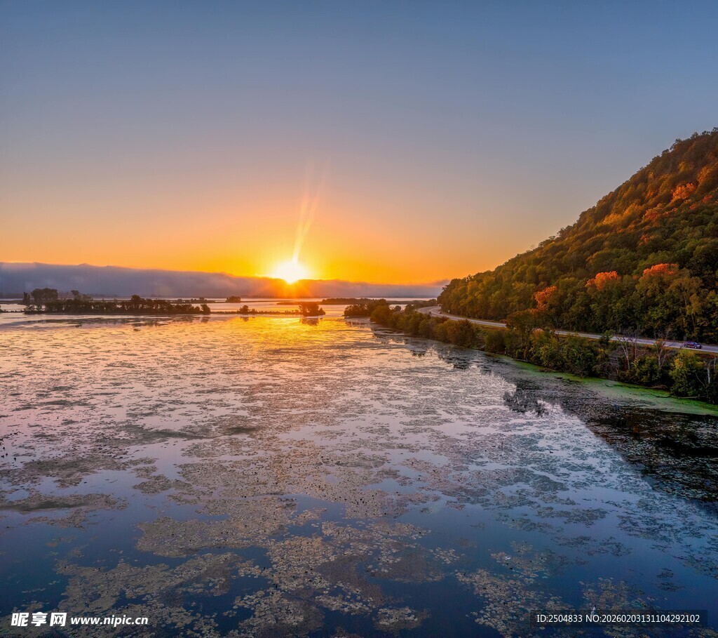 河畔日落美景