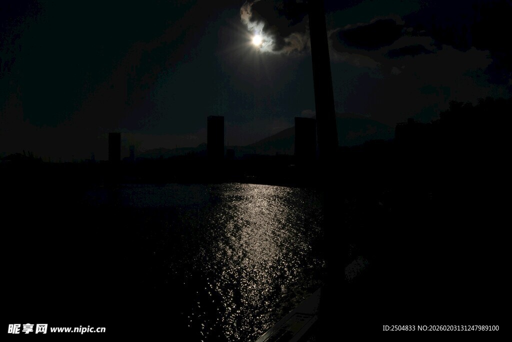 月夜湖景 静谧美好