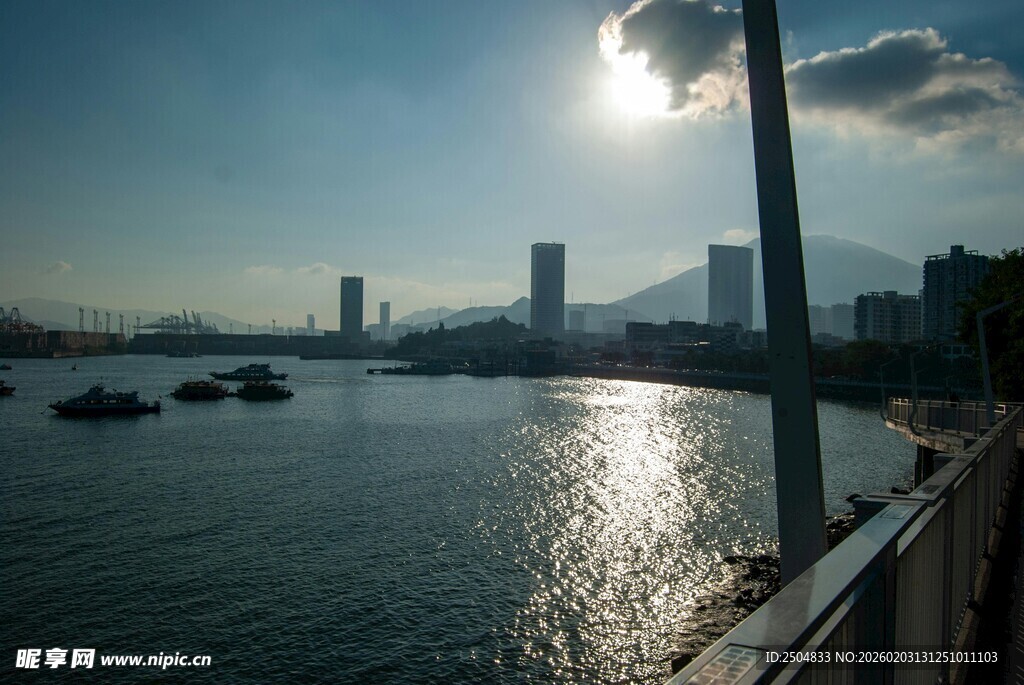 海滨城市日落美景