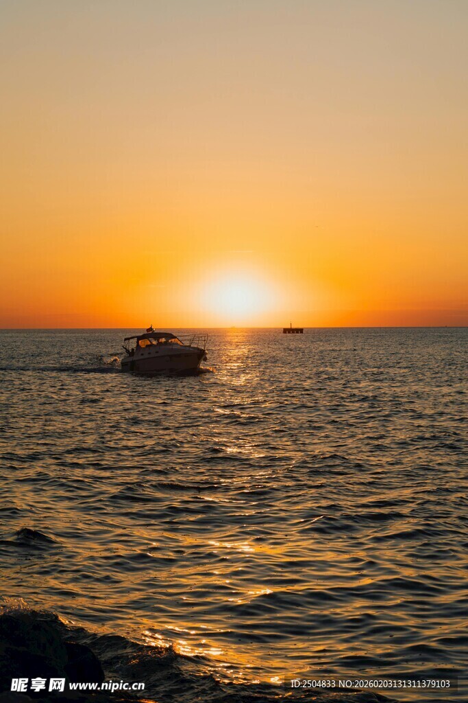 海上日落时的航行船只
