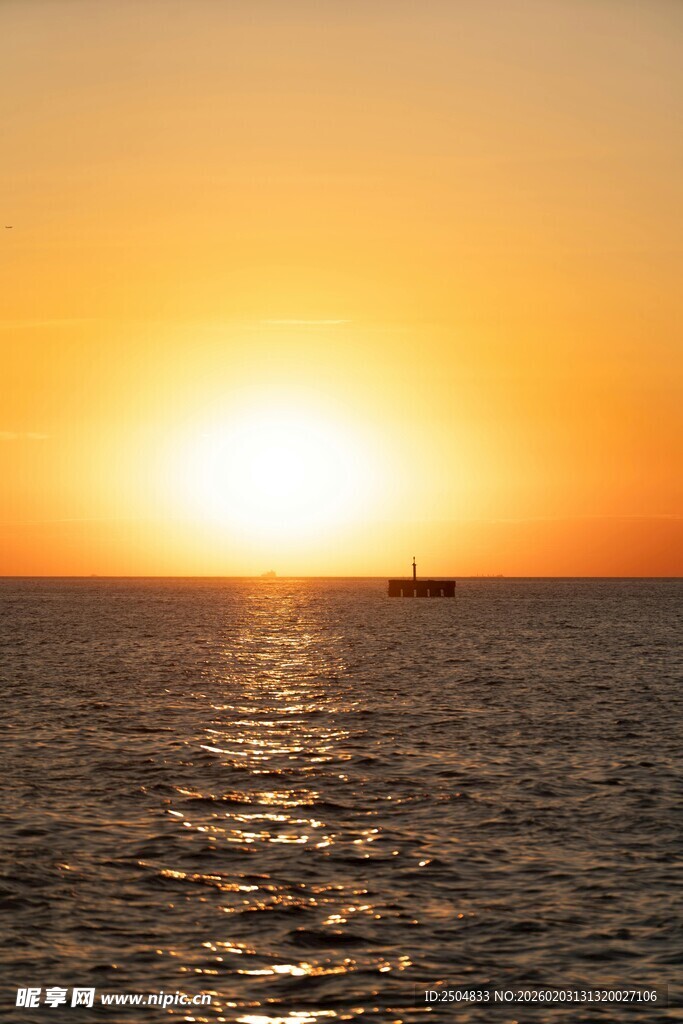 海上落日 孤舟远行