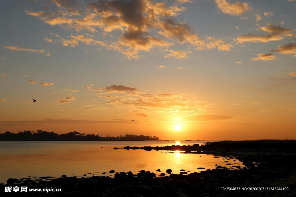 湖畔绝美日落风景
