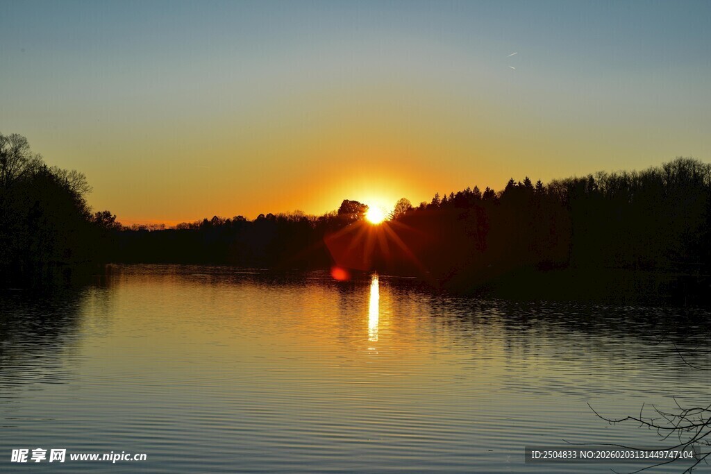夕阳下宁静的河畔景观