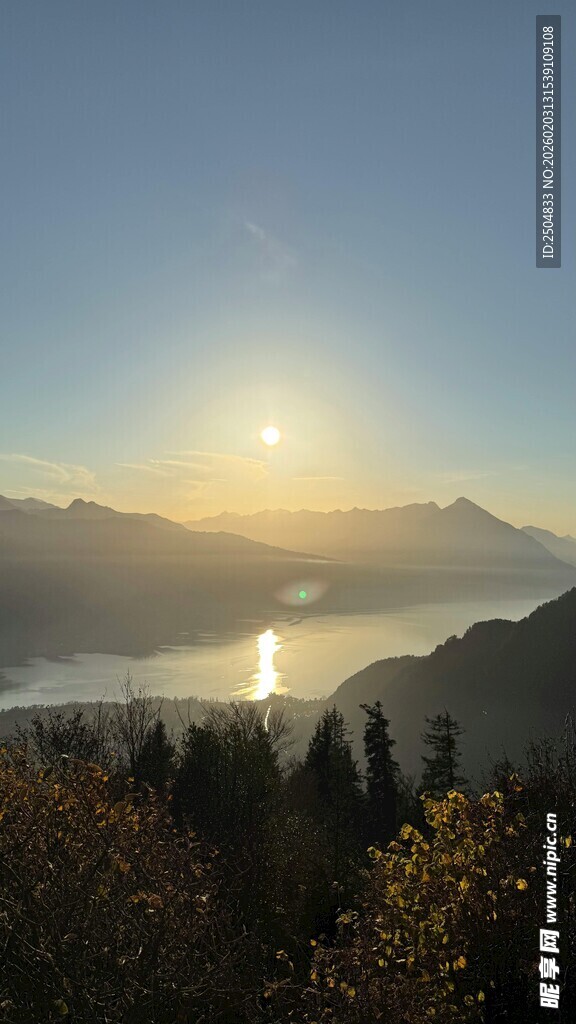 湖畔日出山林美景