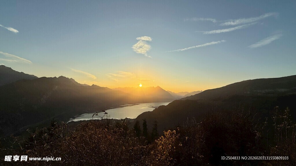 山间湖畔的绝美日落景色