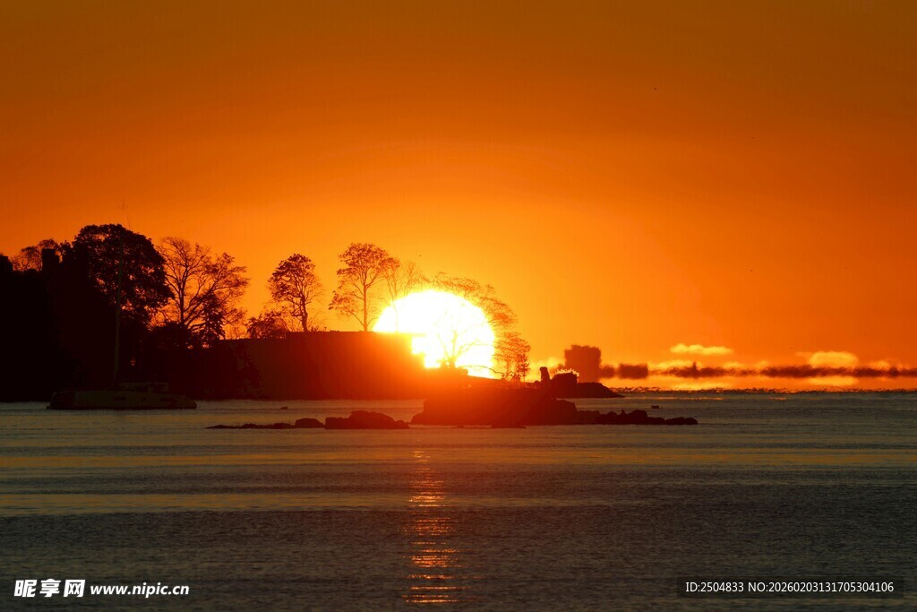 夕阳下的湖岸美景