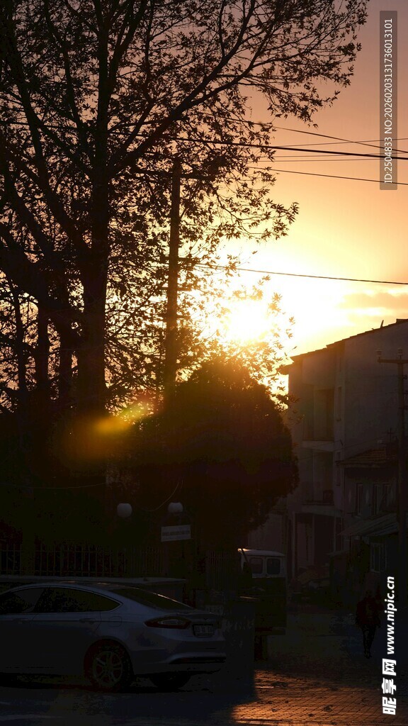 夕阳下街道的温馨景象
