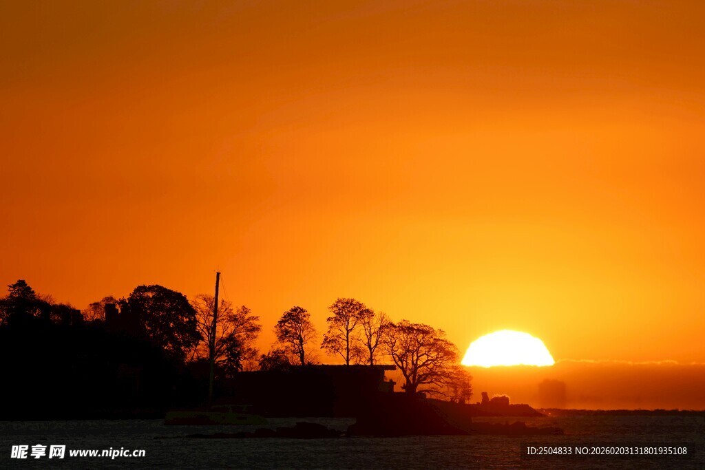 夕阳西下的美丽天际线